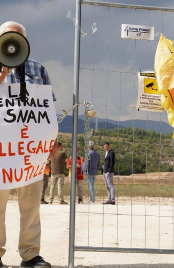 Centrale Snam di Sulmona: gli attivisti si incatenano al cancello