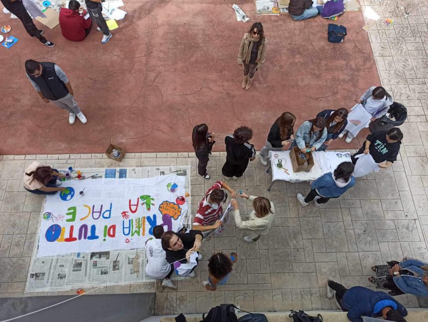 Studenti e docenti del Liceo Artistico omaggiano la Giornata Internazionale della Pace