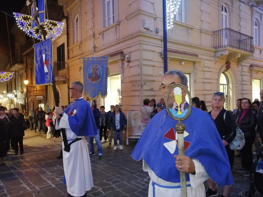 Lungo corteo per San Michele, Bruno Forte: "La grazia della pace scenda sulle guerea" 