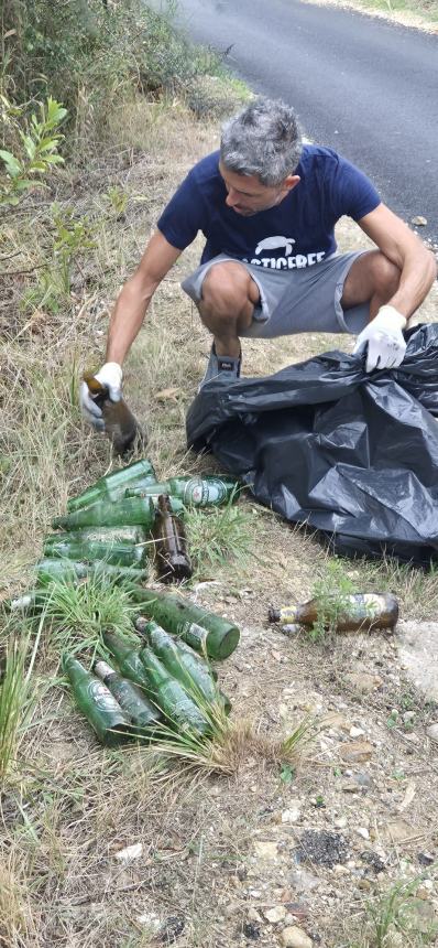 150 chili di rifiuti raccolti in località Canale, trovato anche un frigorifero