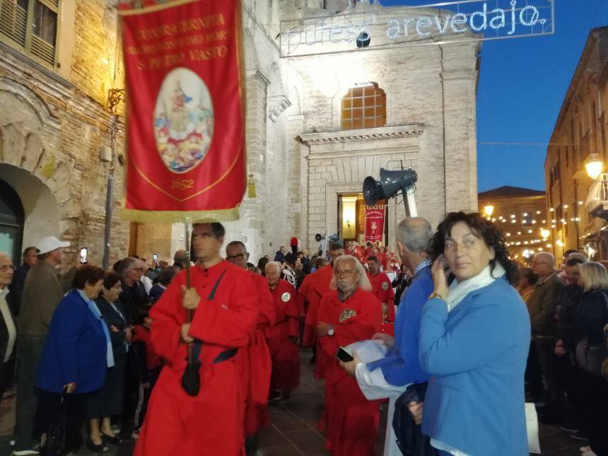 Lungo corteo per San Michele, Bruno Forte: "La grazia della pace scenda sulle guerea" 