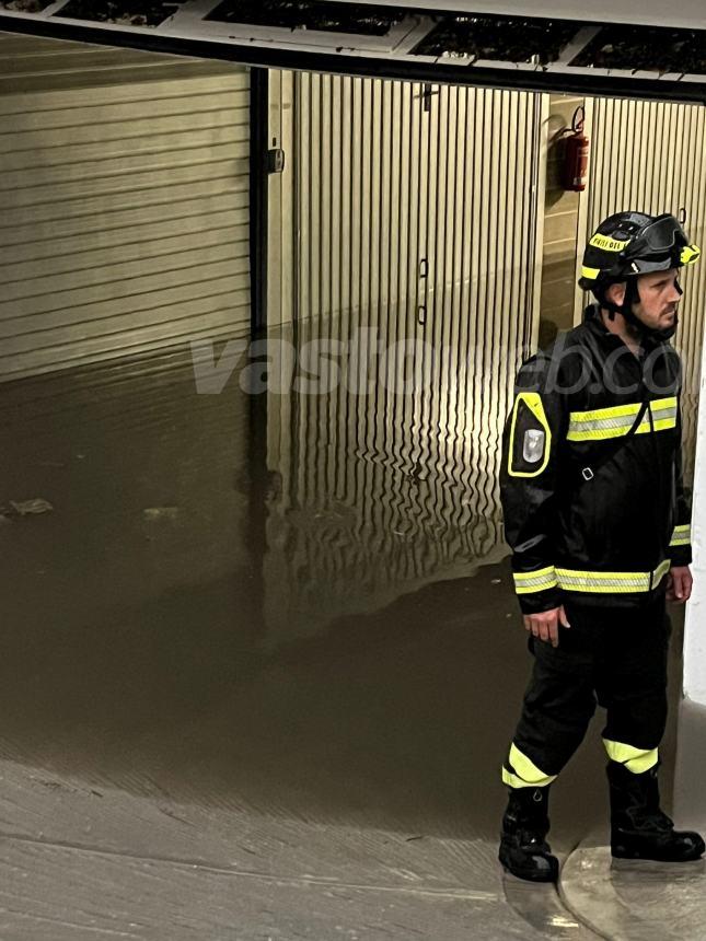 Box auto e scantinati allagati in viale Perth a Vasto, strade allagate alla Marina