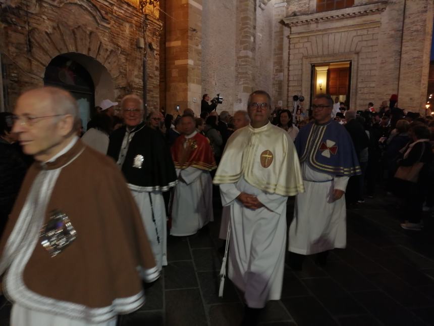 Lungo corteo per San Michele, Bruno Forte: "La grazia della pace scenda sulle guerea" 