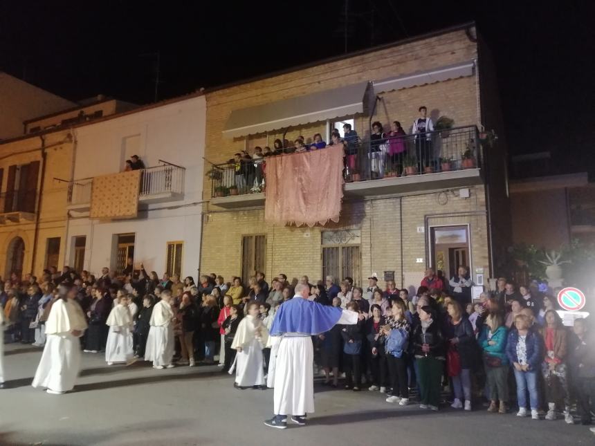 Lungo corteo per San Michele, Bruno Forte: "La grazia della pace scenda sulle guerea" 