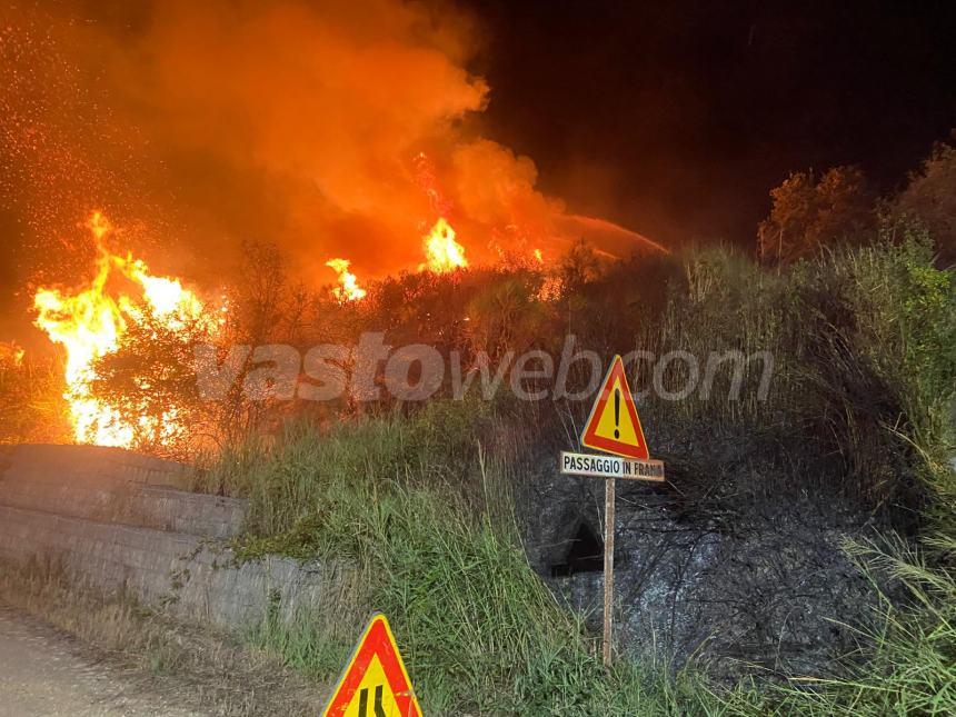 Rogo di sterpaglie e terreni incolti in contrada Guardiola a Fresagrandinaria 