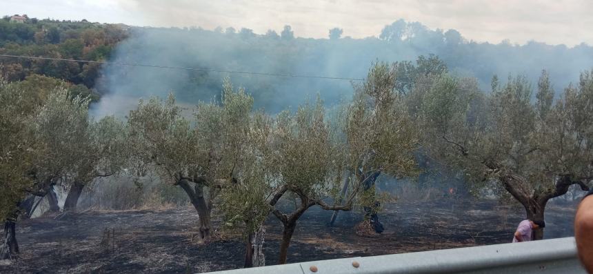 Ampio incendio a Rocca San Giovanni: necessario l’intervento di mezzi aerei