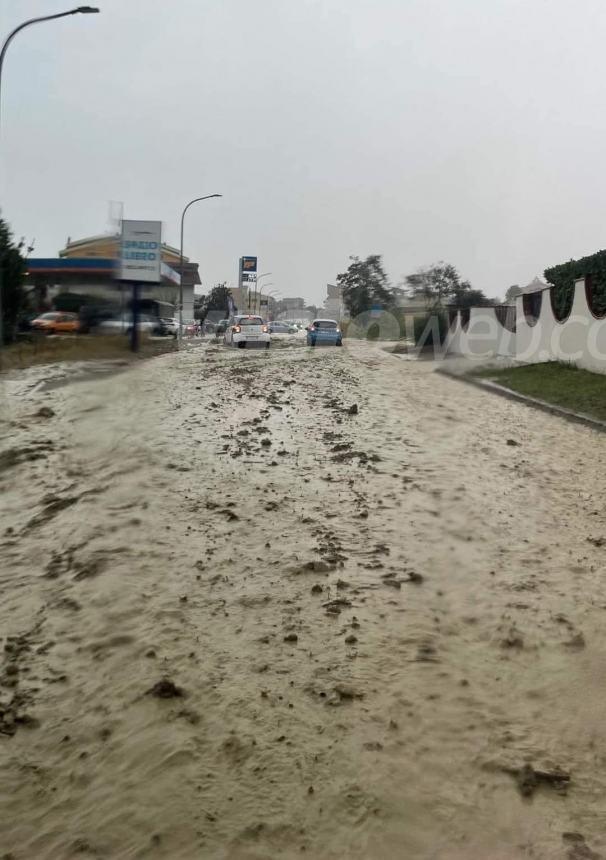 Bomba d'acqua ad Atessa, veicoli bloccati nel fango: ripristinata la viabilità