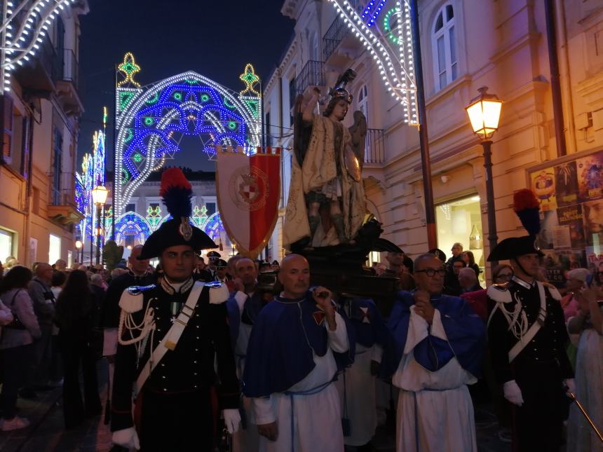 Lungo corteo per San Michele, Bruno Forte: "La grazia della pace scenda sulle guerea" 