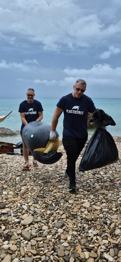 150 chili di rifiuti raccolti in località Canale, trovato anche un frigorifero