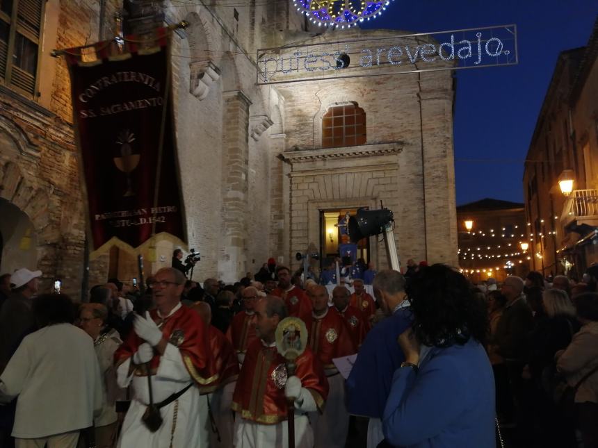 Lungo corteo per San Michele, Bruno Forte: "La grazia della pace scenda sulle guerea" 