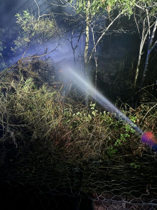 Rogo di sterpaglie e terreni incolti in contrada Guardiola a Fresagrandinaria 