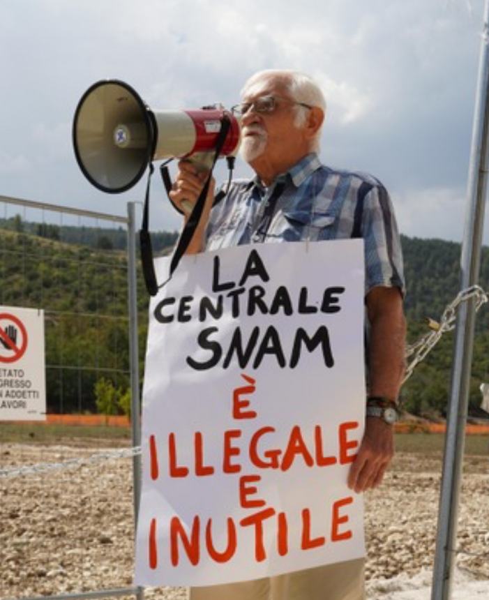 Centrale Snam di Sulmona: gli attivisti si incatenano al cancello