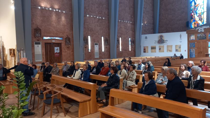 I soci della sezione Archeoclub in visita guidata alla chiesa di San Timoteo