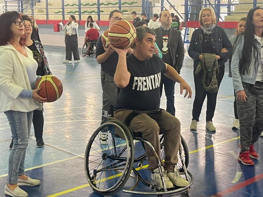 Inclusione: gli atleti del basket in carrozzina ospiti al Mattioli-D’Acquisto di San Salvo 