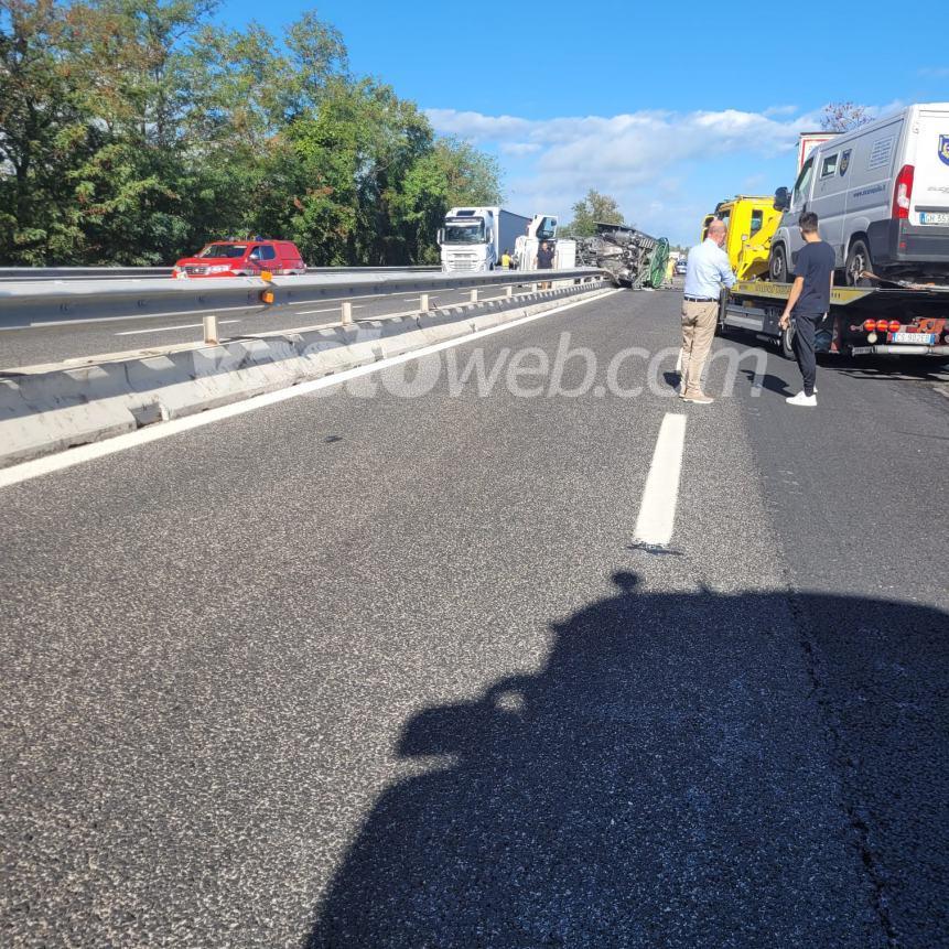 Mezzo pesante si ribalta sull'A14, ferito l'autista e traffico in tilt