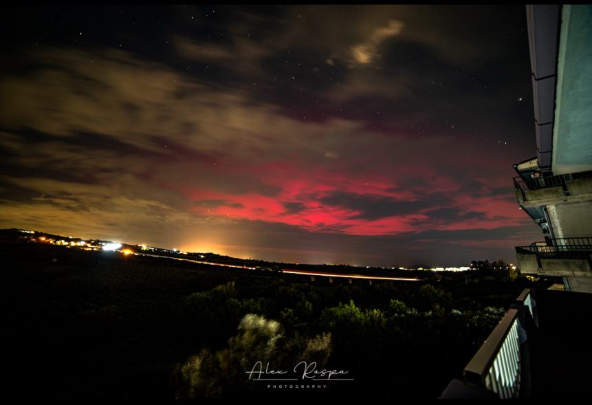 Lo spettacolo dell'aurora boreale visto da San Salvo: gli scatti del vastese Alex Raspa