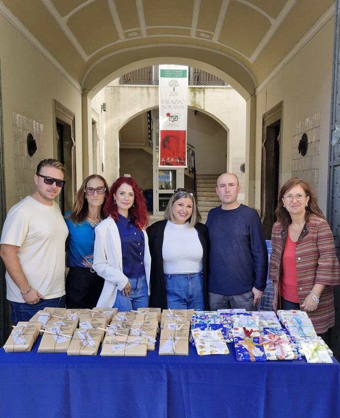 "Un libro al buio" con la domenica di carta