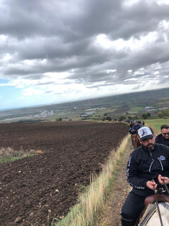 Una passeggiata a cavallo che ricrea il connubio magico con la natura