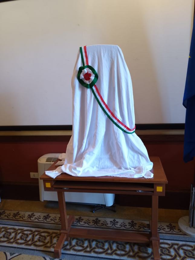 Scultura in dono alla Polizia locale di Campomarino