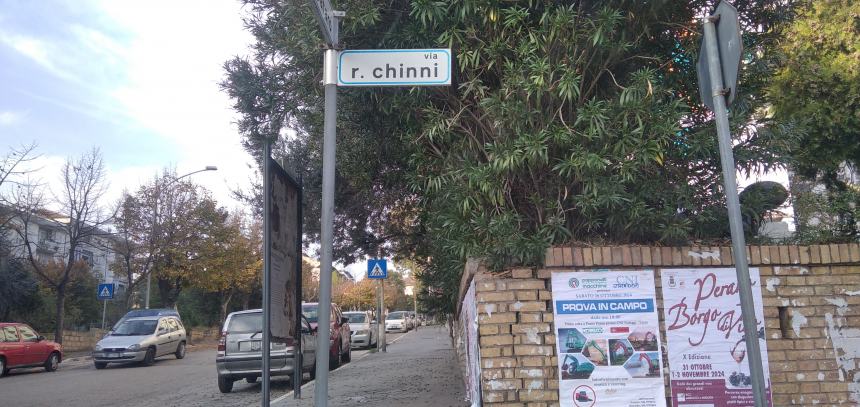 "In via Ritucci Chinni auto e moto ignorano il divieto di transito e vanno contromano"