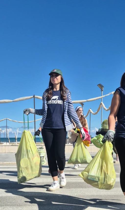 Bottino da 100 chili di rifiuti: 32 volontari Plastic Free puliscono San Salvo Marina