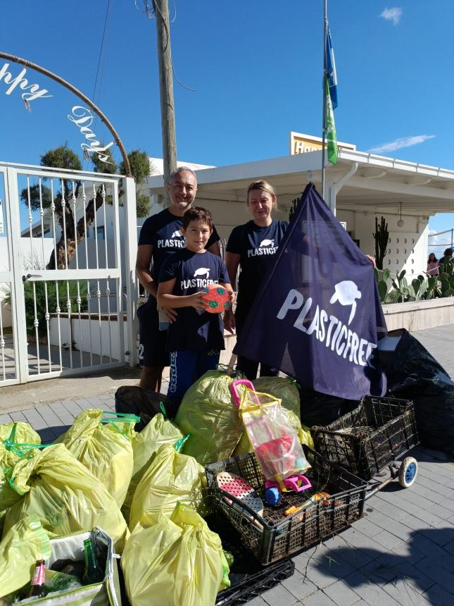 Bottino da 100 chili di rifiuti: 32 volontari Plastic Free puliscono San Salvo Marina