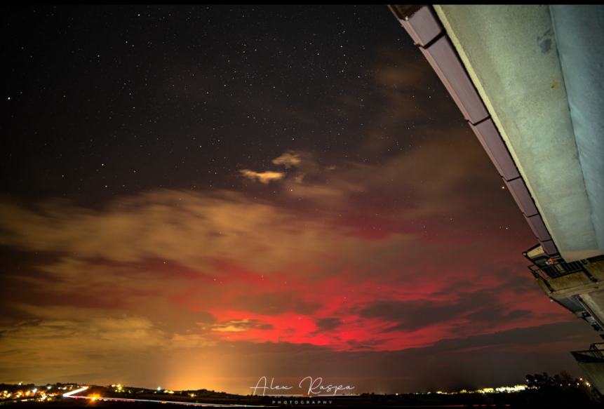 Lo spettacolo dell'aurora boreale visto da San Salvo: gli scatti del vastese Alex Raspa