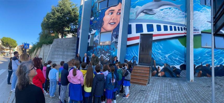 Al plesso scolastico di San Vito Marina presentato il murales di “2Neko”