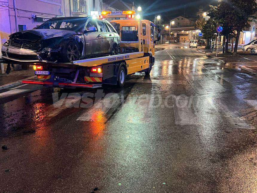 Mercedes in fiamme in Corso Mazzini, danneggiato anche un impianto semaforico