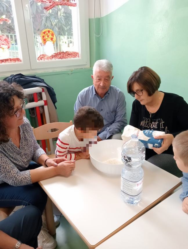 Nonni e nipoti insieme, che festa all'infanzia di Montenero