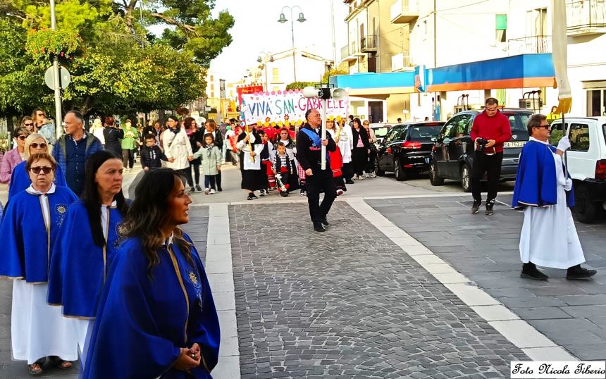 Gissi in festa per San Gabriele: il dono di Cinzia Corti a don Gianluca Bracalante e al Priore Raffaele De Fulvio