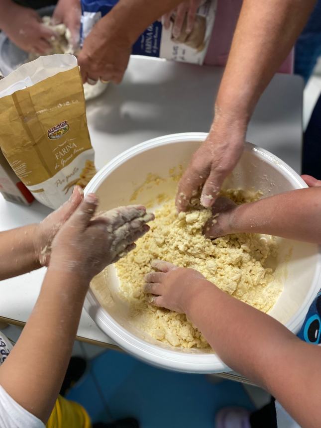 Nonni e nipoti insieme, che festa all'infanzia di Montenero