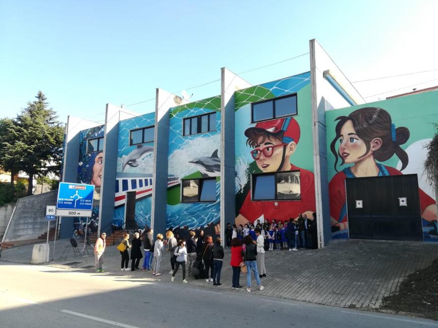 Al plesso scolastico di San Vito Marina presentato il murales di “2Neko”