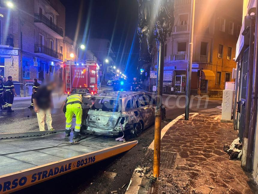 Mercedes in fiamme in Corso Mazzini, danneggiato anche un impianto semaforico