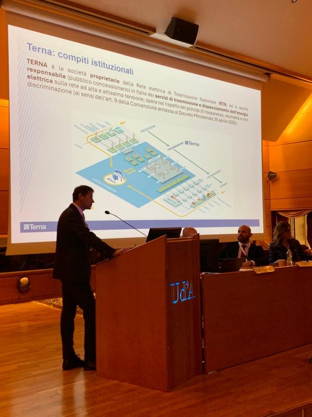 Infrastrutture energetiche e decarbonizzazione: a Pescara conferenza sul rinnovabile