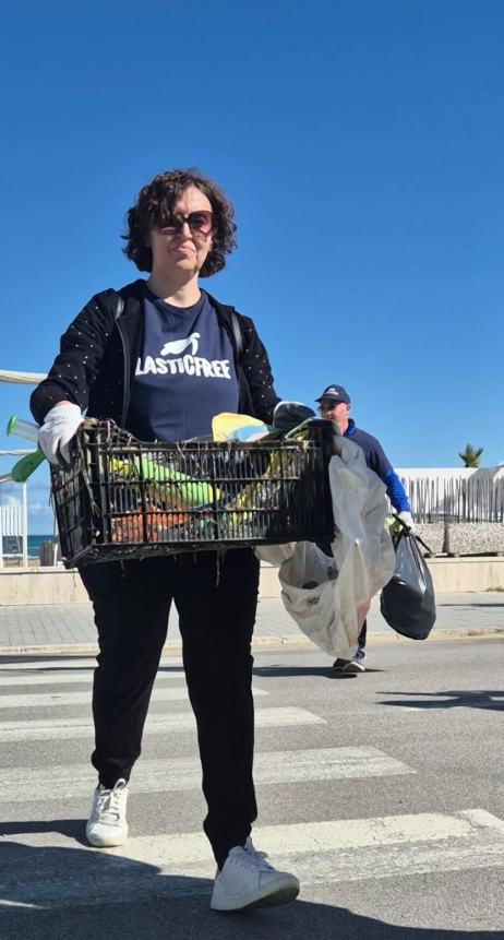 Bottino da 100 chili di rifiuti: 32 volontari Plastic Free puliscono San Salvo Marina