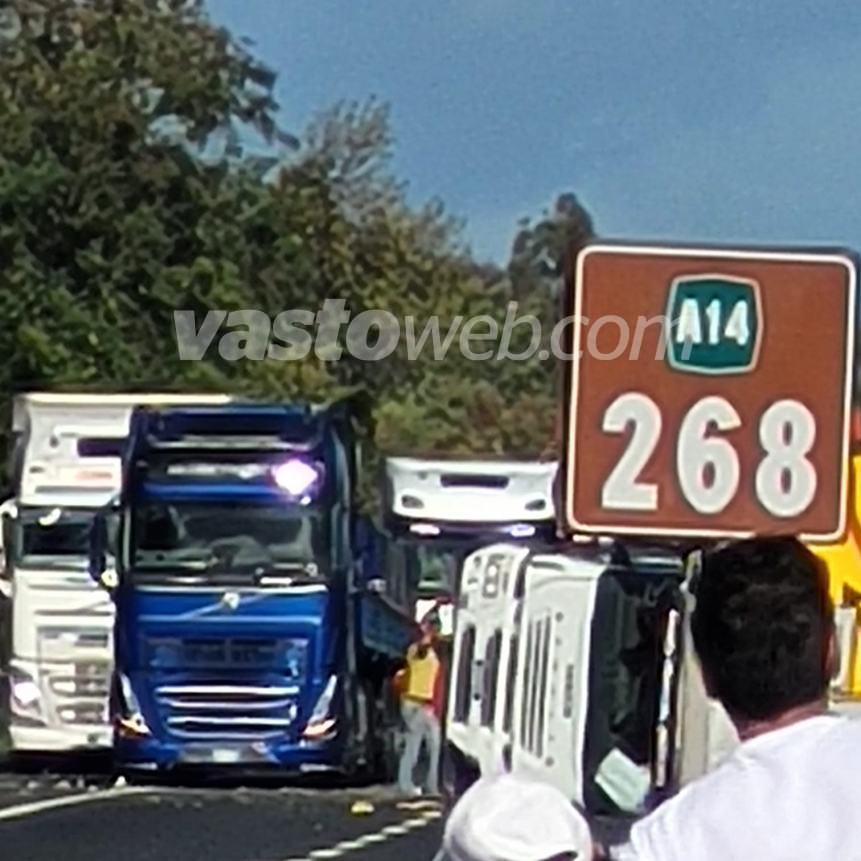 Mezzo pesante si ribalta sull'A14, ferito l'autista e traffico in tilt