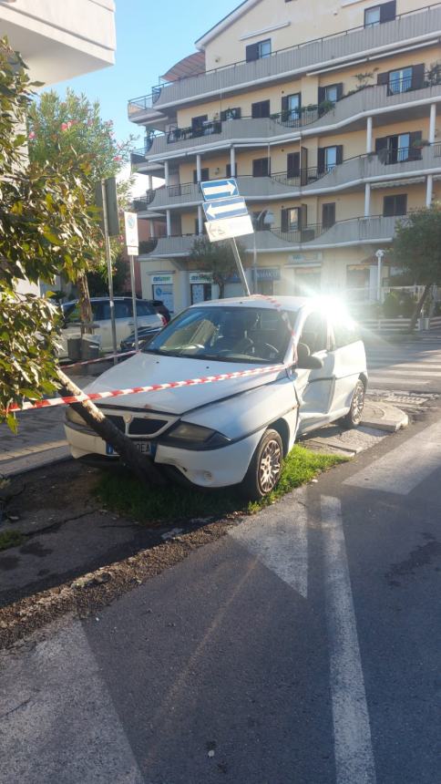 L'auto finita contro il palo della segnaletica