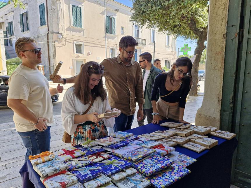 "Un libro al buio" con la domenica di carta