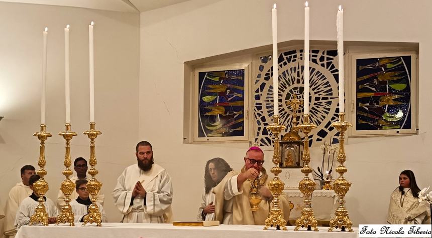 Gissi in festa per San Gabriele: il dono di Cinzia Corti a don Gianluca Bracalante e al Priore Raffaele De Fulvio