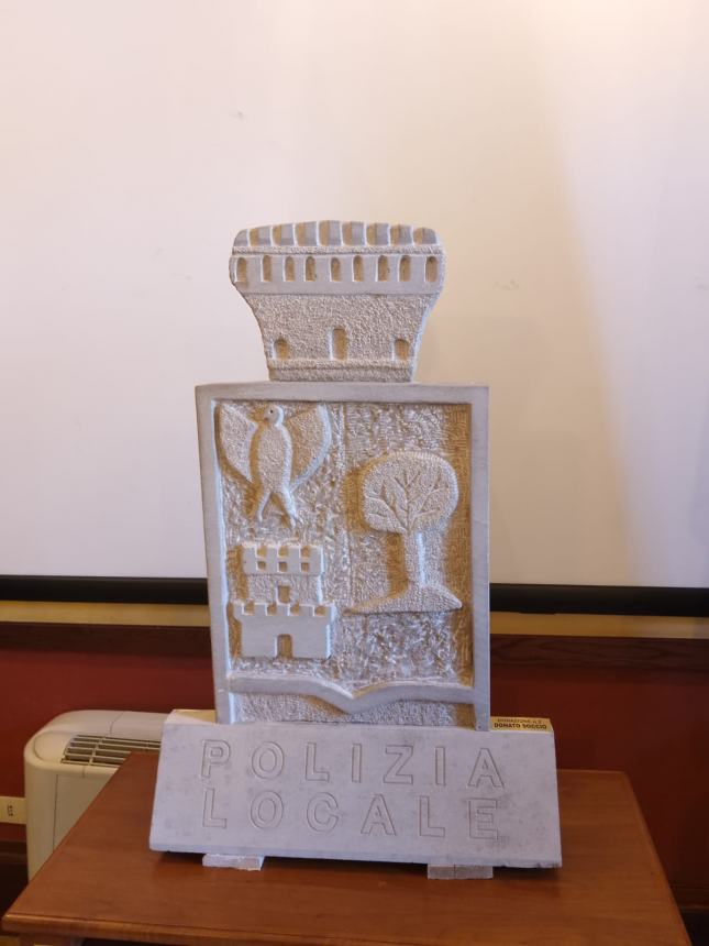 Scultura in dono alla Polizia locale di Campomarino