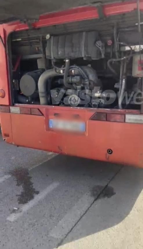 Autobus per trasporto studenti in panne sulla circonvallazione, intervento dei vigili del fuoco 