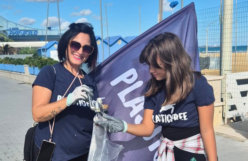 Bottino da 100 chili di rifiuti: 32 volontari Plastic Free puliscono San Salvo Marina