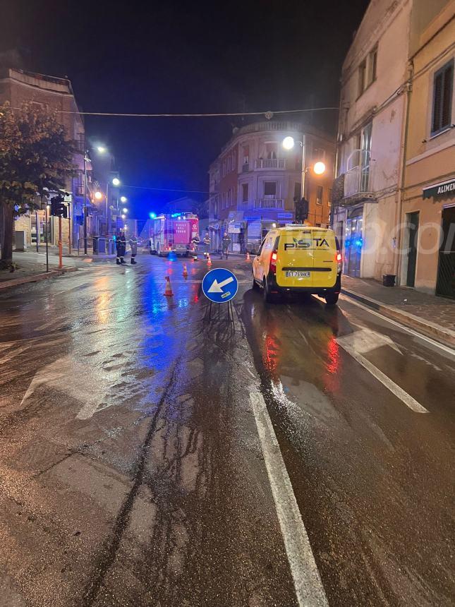 Mercedes in fiamme in Corso Mazzini, danneggiato anche un impianto semaforico