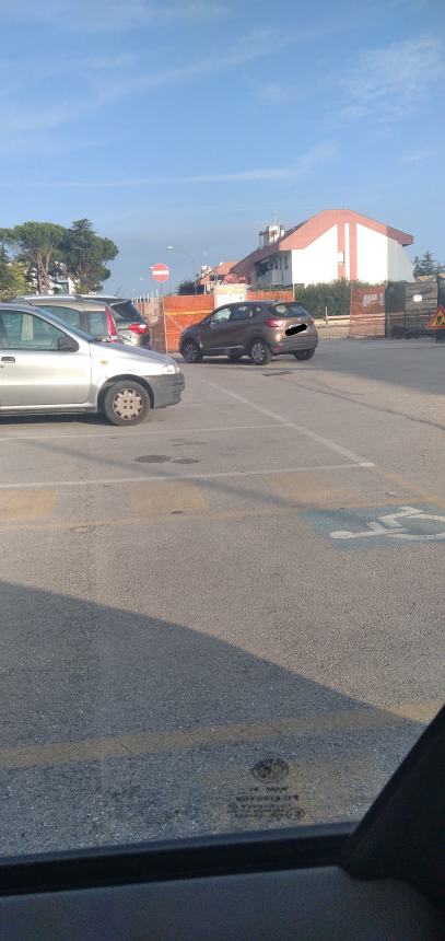 "In via Ritucci Chinni auto e moto ignorano il divieto di transito e vanno contromano"