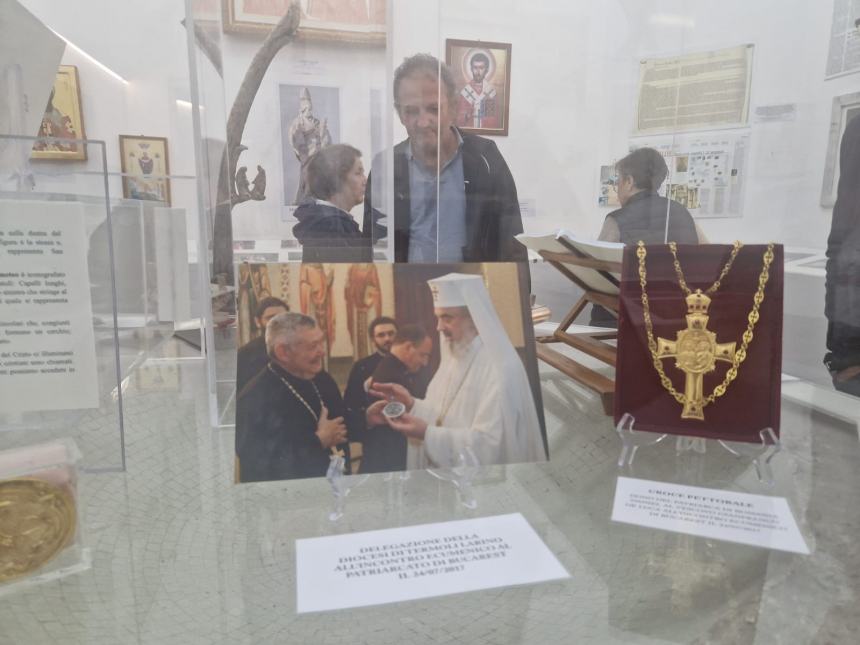 I soci della sezione Archeoclub in visita guidata alla chiesa di San Timoteo