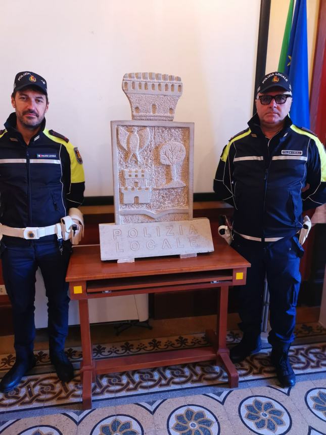 Scultura in dono alla Polizia locale di Campomarino