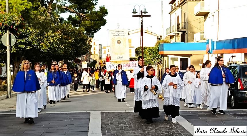 Gissi in festa per San Gabriele: il dono di Cinzia Corti a don Gianluca Bracalante e al Priore Raffaele De Fulvio