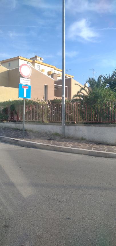 "In via Ritucci Chinni auto e moto ignorano il divieto di transito e vanno contromano"