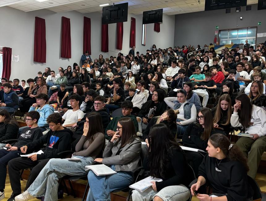 Lo psicopedagogista Stefano Rossi al Palizzi: "I giovani hanno dentro un deserto nel cuore"